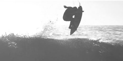 campamento de surf en berria things tyler haft