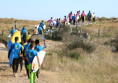 Campamentos de surf en Cantabria - Estamos en primera linea de playa