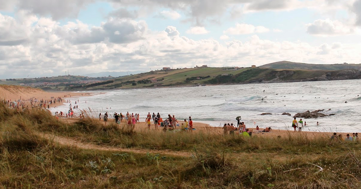 Hacer surf en cantabria, playa de liencres