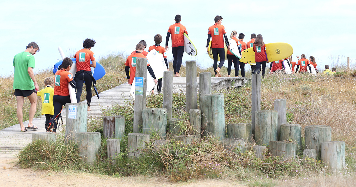 El surf un deporte que fomenta el compañerismo