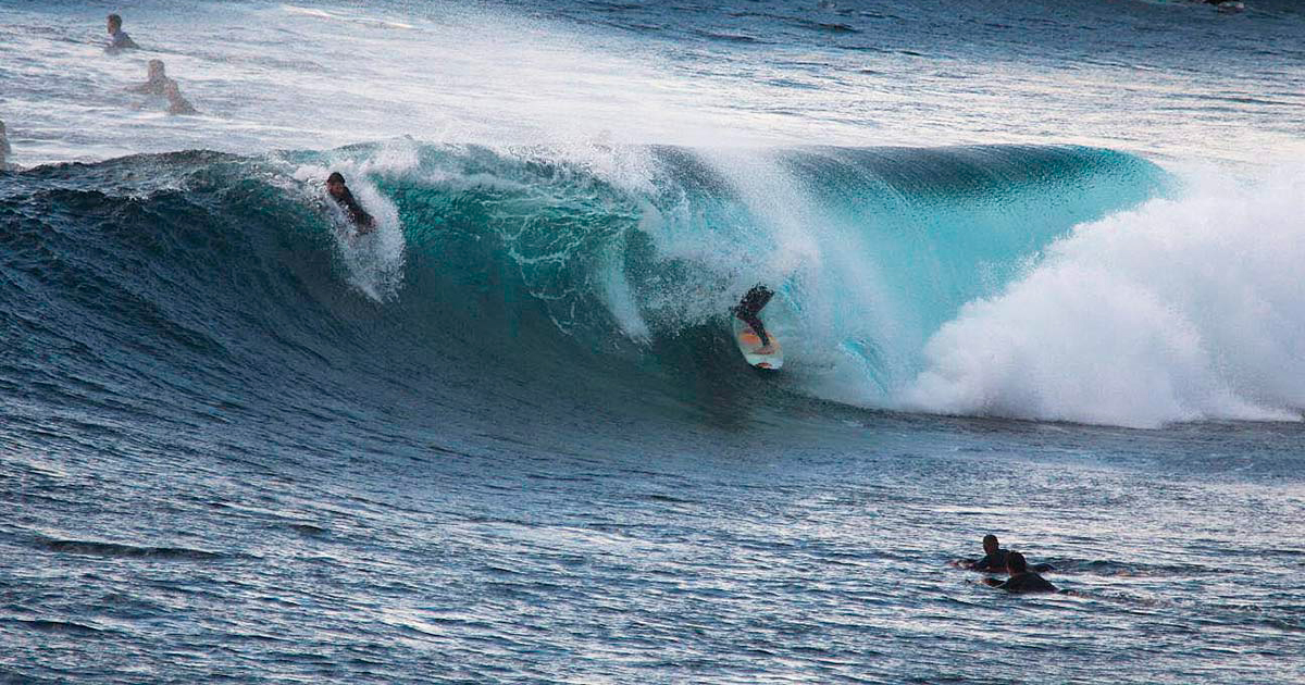 respeta-a-los-locales cuando surfeas