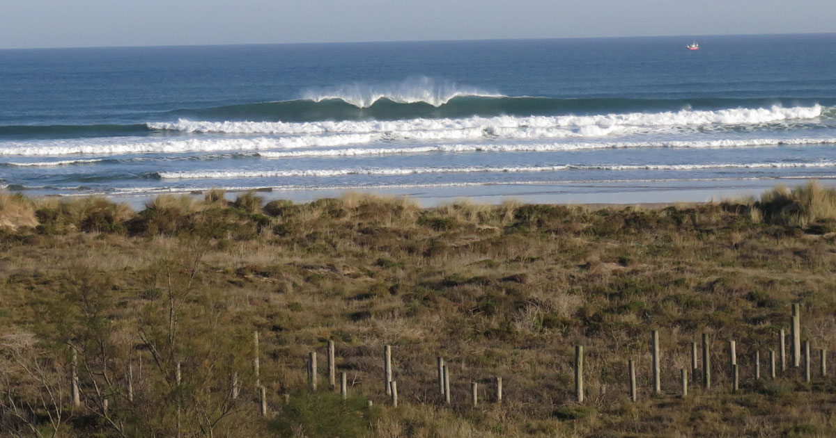 Hacer surf en la playa de Berria