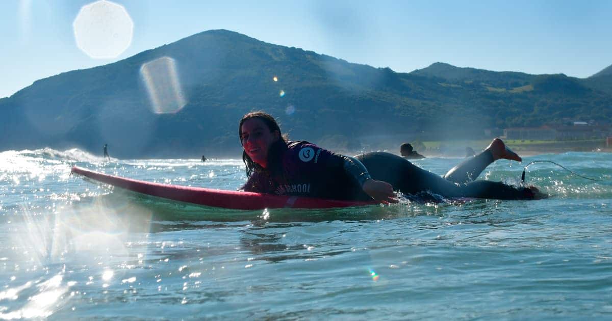 Técnicas fundamentales del surf: La remada