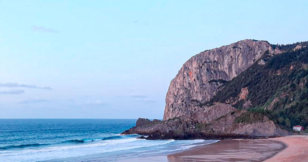 Playa de laga: Una de las mejores playas para hacer surf en el País Vasco