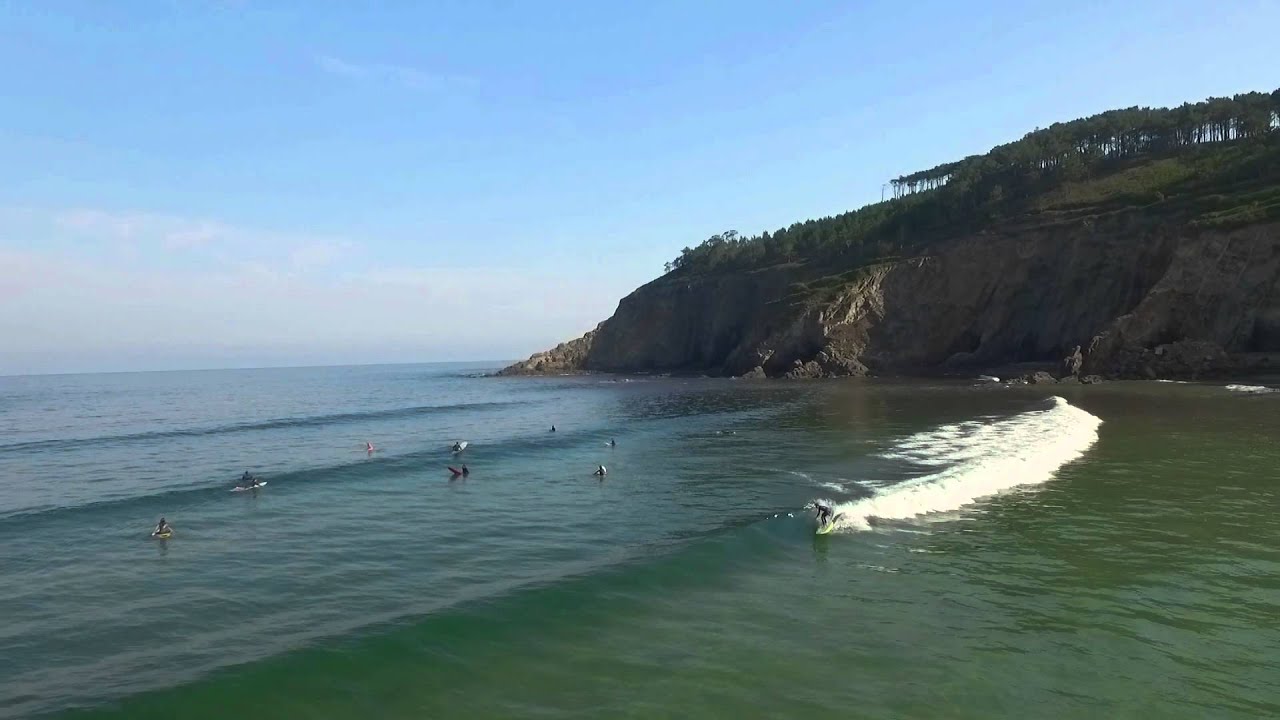 Surf en la playa de la cueva Asturias