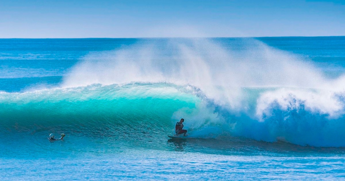 Surf en playa de Yerbabuena