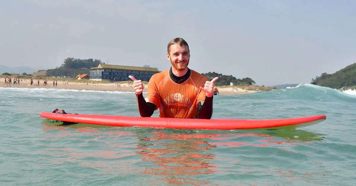 Surf y salud mental: Surfista relajado disfrutando del mar