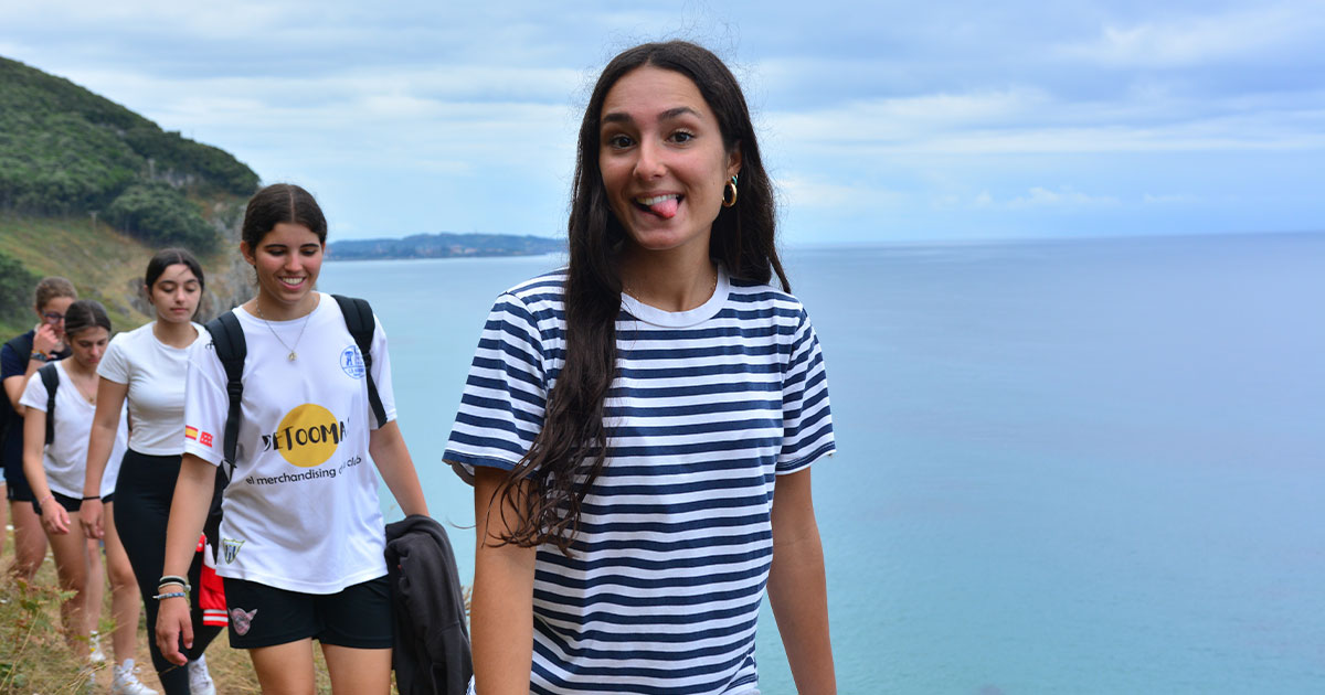 El entorno de los campamentos de verano de surf en Berria es espectacular