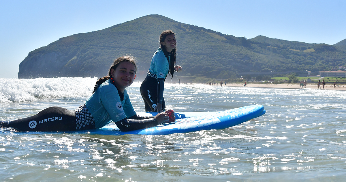Surf en verano en la playa de Berria